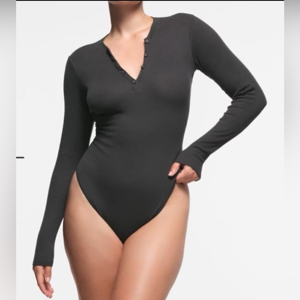 SKIMS *NWT COTTON JERSEY LONG SLEEVE HENLEY BODYSUIT |COLOR: SOOT